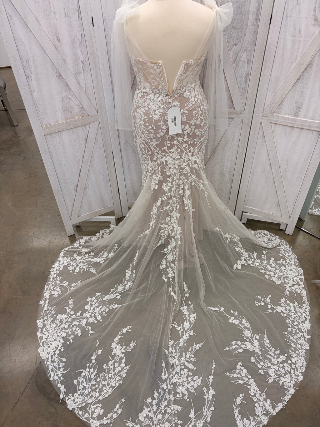 Ivory Floral Lace Mermaid Wedding Gown with Tulle Cape Sleeves