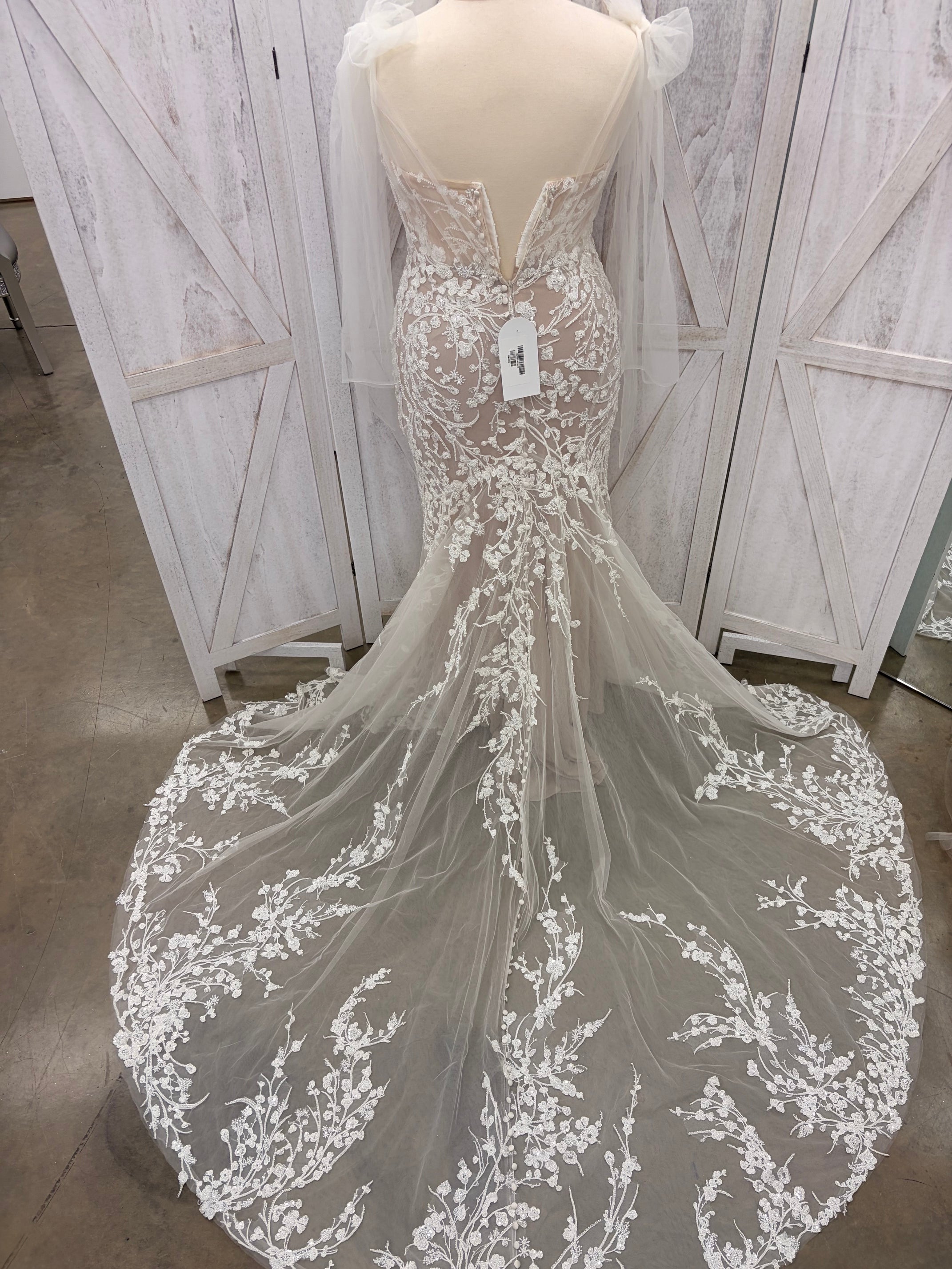 Ivory Floral Lace Mermaid Wedding Gown with Tulle Cape Sleeves